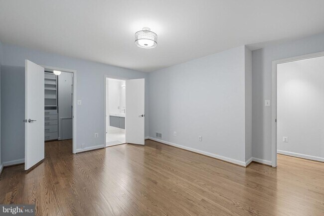 Building Photo - 6251 Lakeview Dr