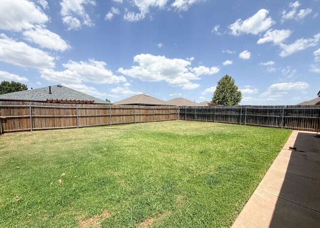 Building Photo - Edmond Schools | 3 Bed, 2 Bath | Open Layout & Covered Patio