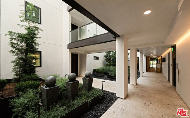 Building Photo - 505 S Barrington Ave