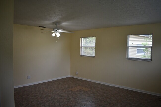 Building Photo - 2526 Red Robin Dr W