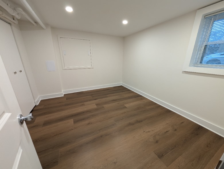 Building Photo - 4159 N Ridgeway Ave