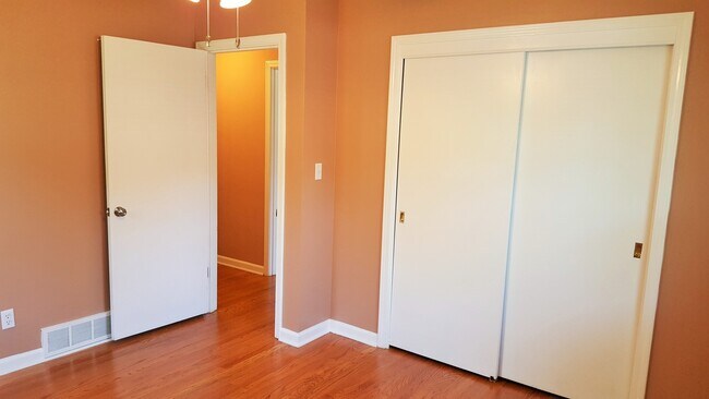 Building Photo - Great, 3 Bedrooms, 1.5 Baths, Brick Ranch ...