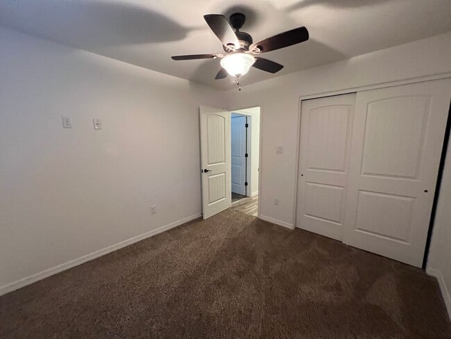 Building Photo - 4 BEDROOM POOL & SOLAR HOME