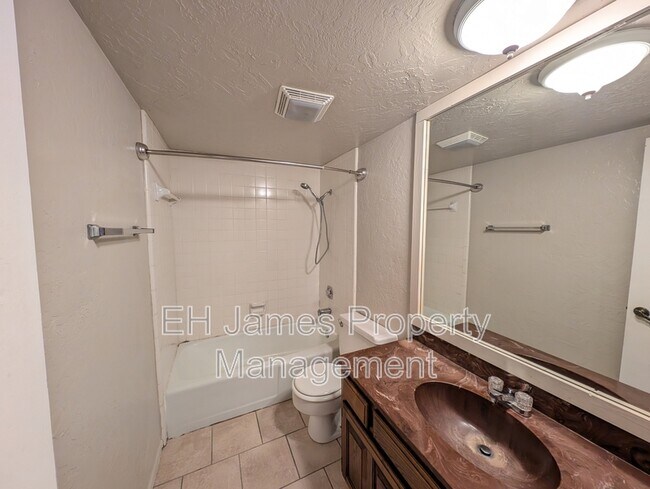 Building Photo - 8440 E 64th Pl