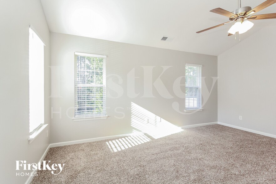 Building Photo - 6015 Forest Pond Dr