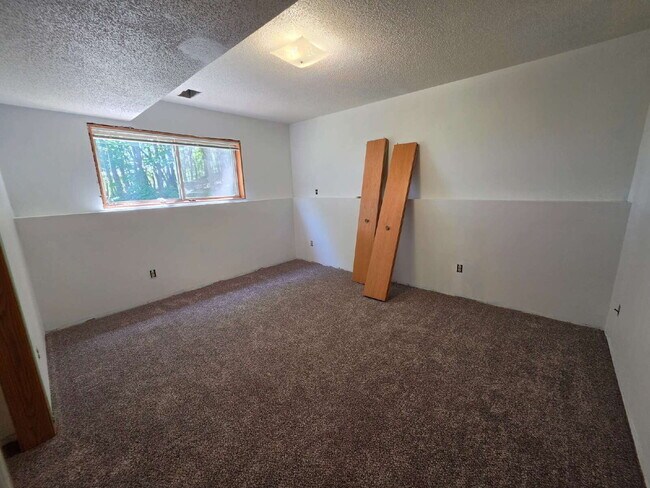 Building Photo - 4 Bedroom 2 Bathroom Home on 5 Acres with Shop, New Deck & Attached Garage