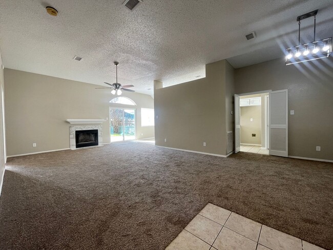 Building Photo - AVAILABLE NOW 3 Bedroom 2 Bath Home in For...