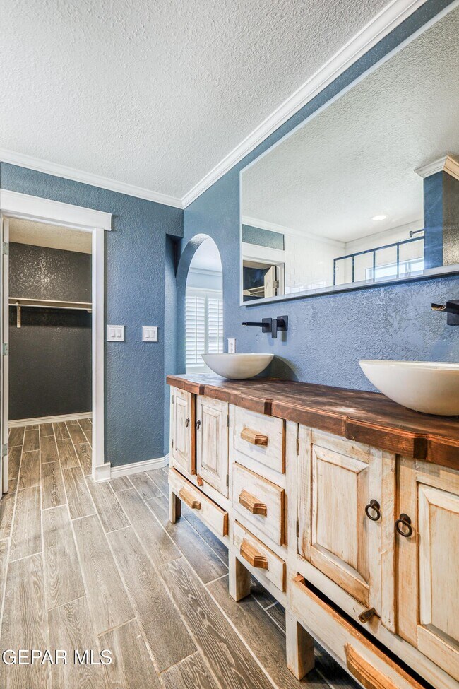 Building Photo - 6821 Pearl Ridge Dr