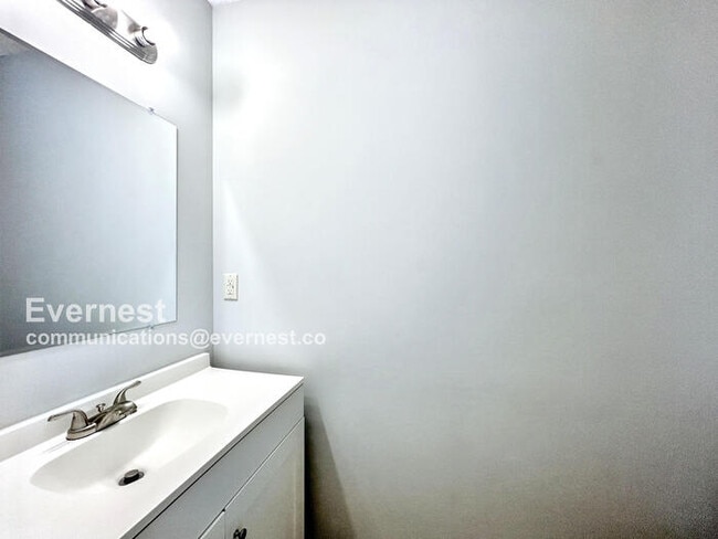 Building Photo - 5240 Shady Ridge Dr