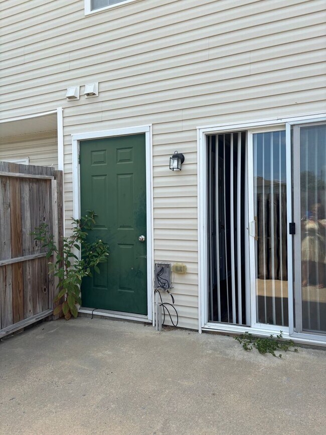 Building Photo - 2330 Vineyard Dr