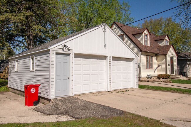 Building Photo - Adorable Austin home on corner lot with 2-car garage!