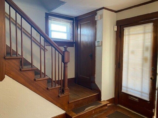 Building Photo - A charming three bedroom, one bathroom sin...