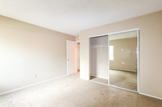 Building Photo - LOVELY AND SPACIOUS 2BR 2BA CONDO!!!