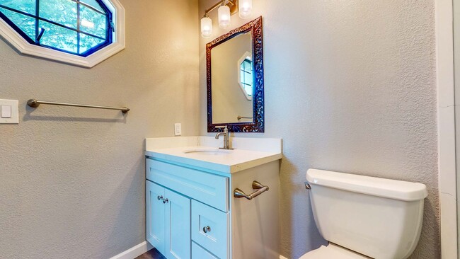 Building Photo - Beautiful 4 bedroom 3.5 bath Home with 2 c...