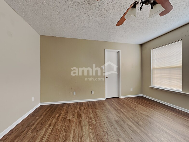 Building Photo - 5601 Skipping Stone Dr