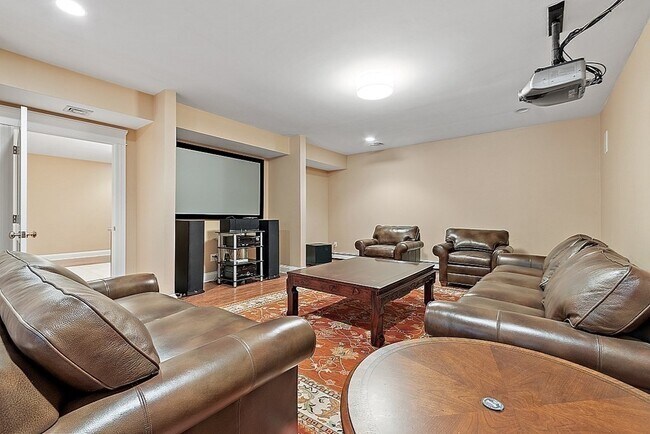 Building Photo - 451 Wellesley St