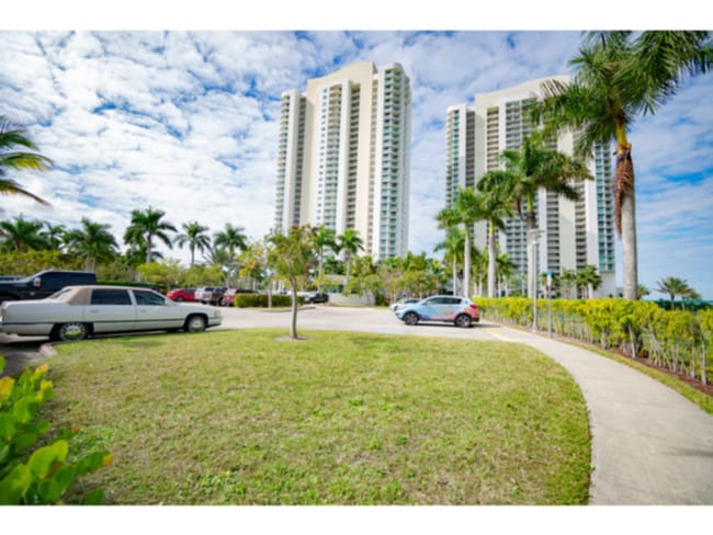 Building Photo - LVT Flooring, Cable and Internet Included!