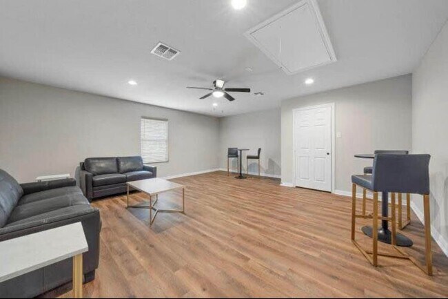 Building Photo - 6748 Logue Ln