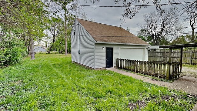 Building Photo - 14 Glenda Dr
