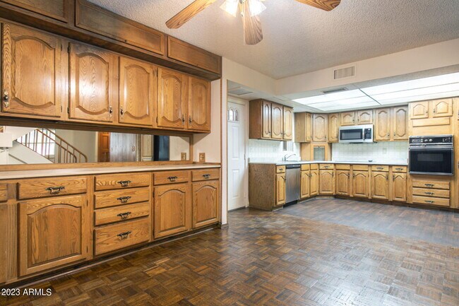 Building Photo - 4662 N 19th Ave