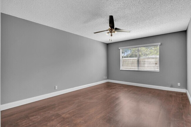 Building Photo - 5961 N Falls Circle Dr