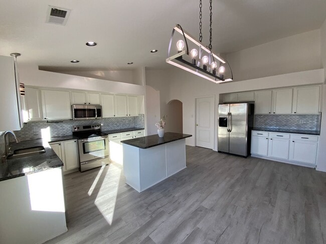 Building Photo - 4 Bedroom Single Story Home Available in C...