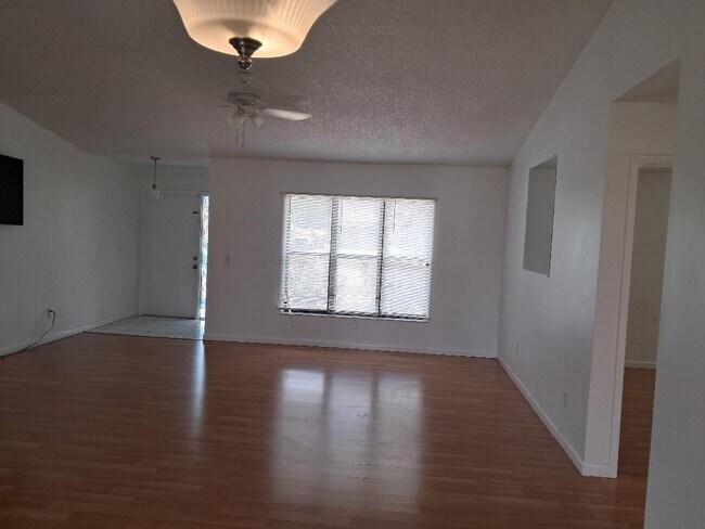 Building Photo - 462 SW Dalton Cir