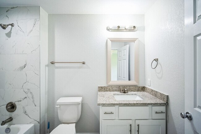 Building Photo - Charming New 3BED-2BATH Apartment in Bartow FL