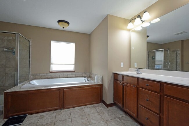 Building Photo - Spacious 5-Bed 4-Bath Home Available in Chaska - Great Location!