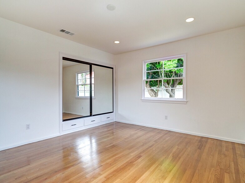 Building Photo - 7101 W 85th St