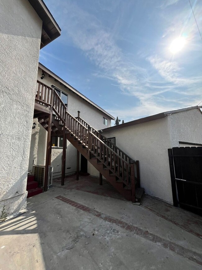 Building Photo - Beatiful and spacious Rental in Montebello...