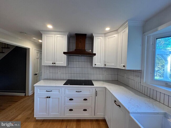 Building Photo - 765 Farnum Rd