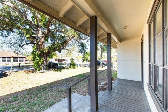 Building Photo - 1607 18th St E