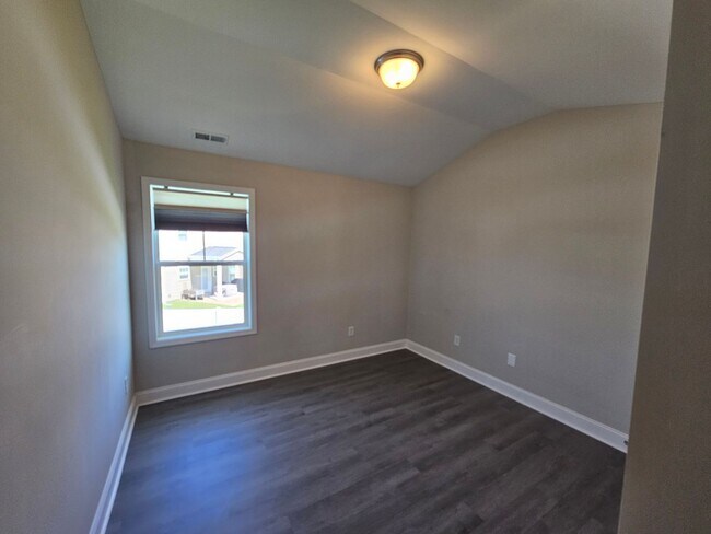 Building Photo - NEW LISTING!!!!!