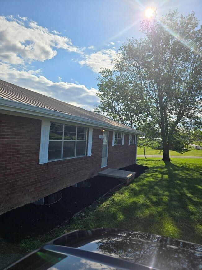 Building Photo - Charming 3-Bedroom Brick Home in Town – Ne...