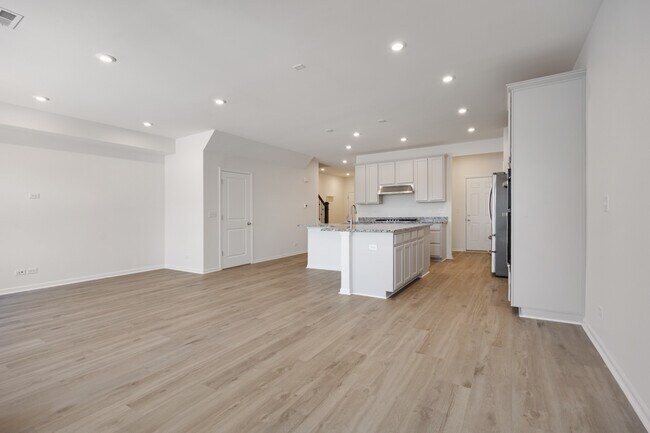 Building Photo - 537 Watercress Dr