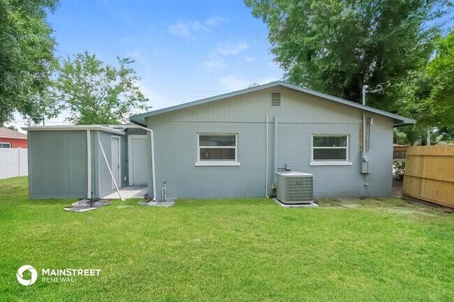 Building Photo - 1008 E Linebaugh Ave.