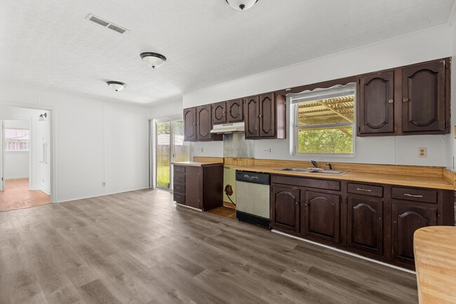 Building Photo - Charming & Newly Renovated 4 Bedroom 2 Bat...