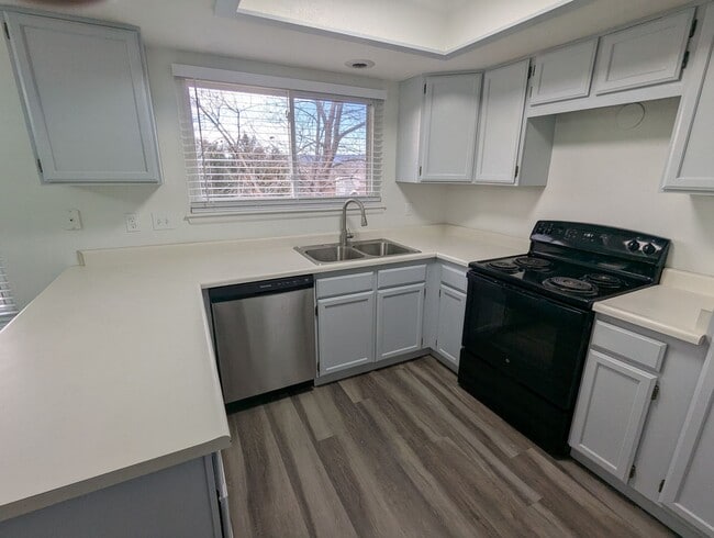 Building Photo - SUPER NICE REMODELED 3 BED, 3 BATH HOME IN HIGHLANDS RANCH!  FEBRUARY 1ST OCCUPANCY!
