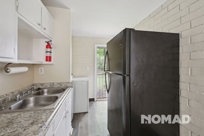 Building Photo - Charming 2BR Duplex in East Point
