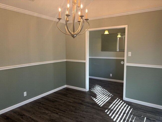 Building Photo - Remodeled 3/2/2 with Lots of Square Footage!