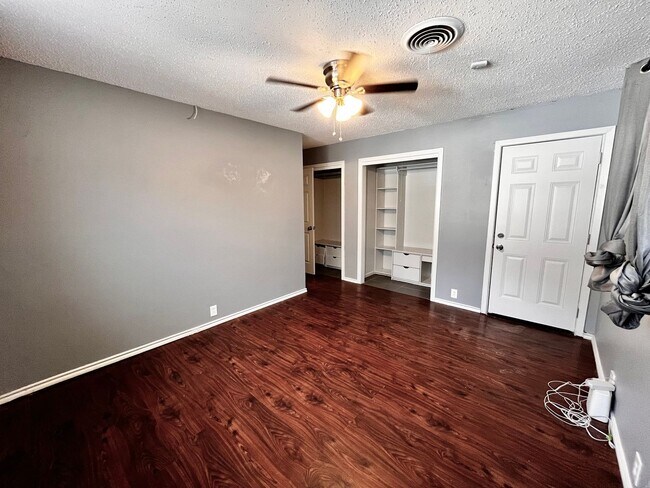 Building Photo - Amazing 4/2.5 in Prime Location! Minutes from Texas Tech and Hospitals!