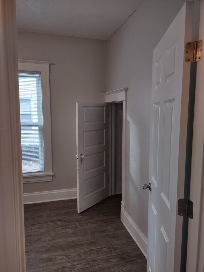 Building Photo - Updated 2-bedroom | Large Kitchen | Laundry in Building