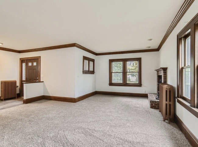 Large Living Room - 901 21st Ave SE