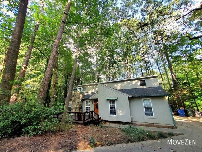 Building Photo - Single Family Home on private wooded lot