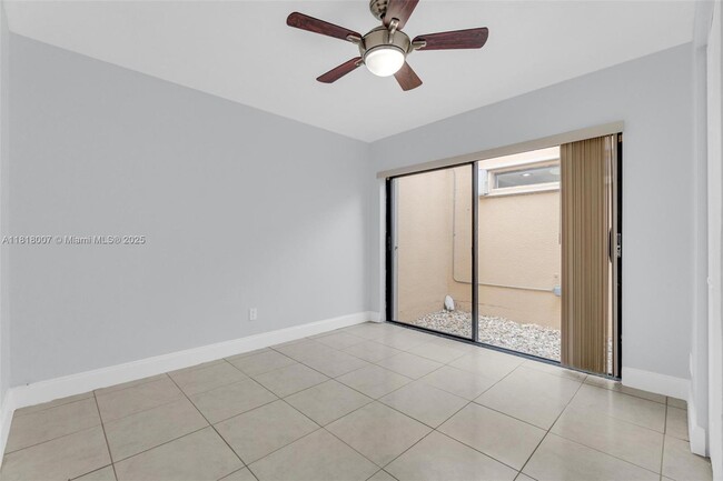 Building Photo - 1341 E Golfview Dr
