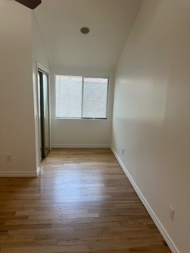 Building Photo - 304 N Francisca Ave