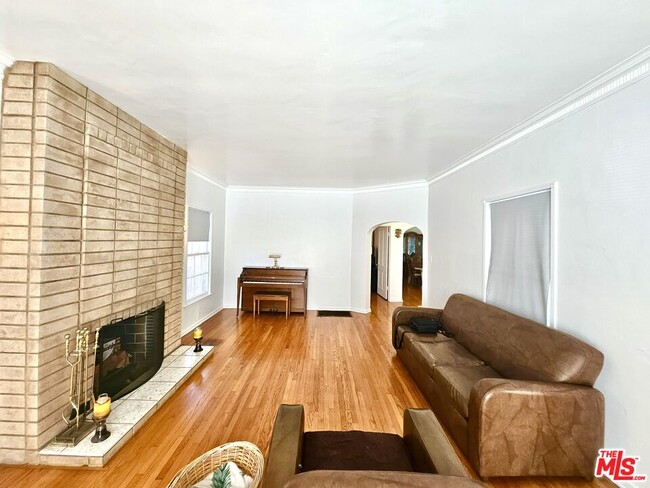 Building Photo - 2211 W 78th Pl