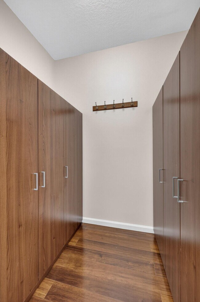Building Photo - 9479 Sedgewood Dr