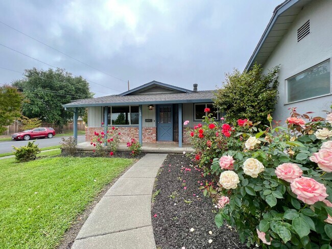 Building Photo - TENTATIVELY RENTED 3 Bedroom 2 Bathroom Na...